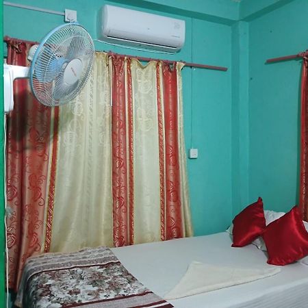 Tiger Corner Inn Sauraha Eksteriør billede