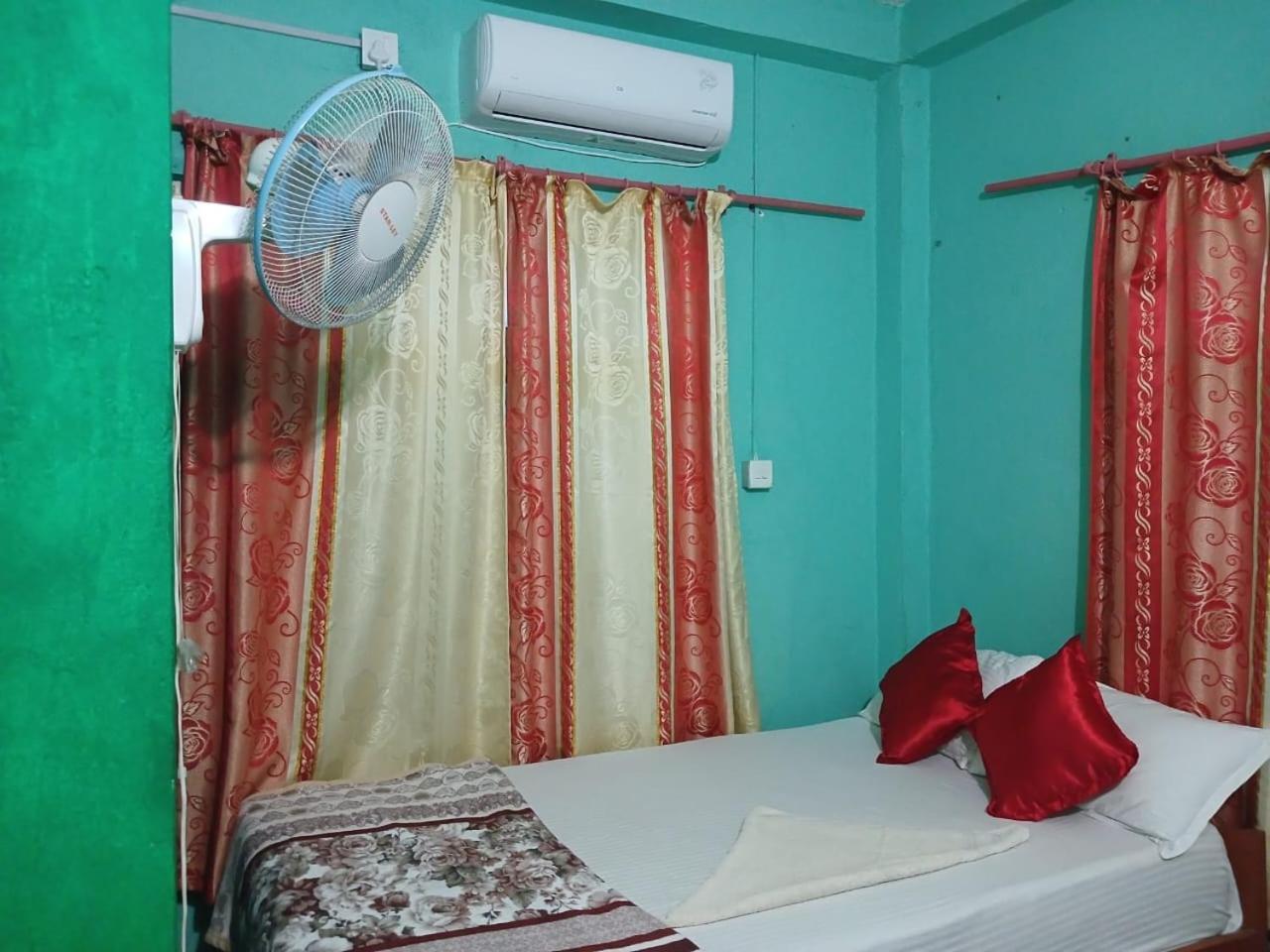 Tiger Corner Inn Sauraha Eksteriør billede